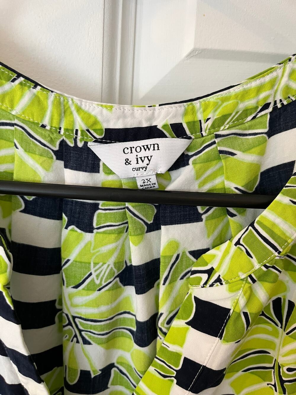 Crown & Ivy Curvy Tropical Stripe Sleeveless Top – Size 2X